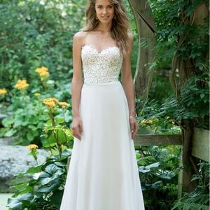 Elegant White Lace Wedding Dress